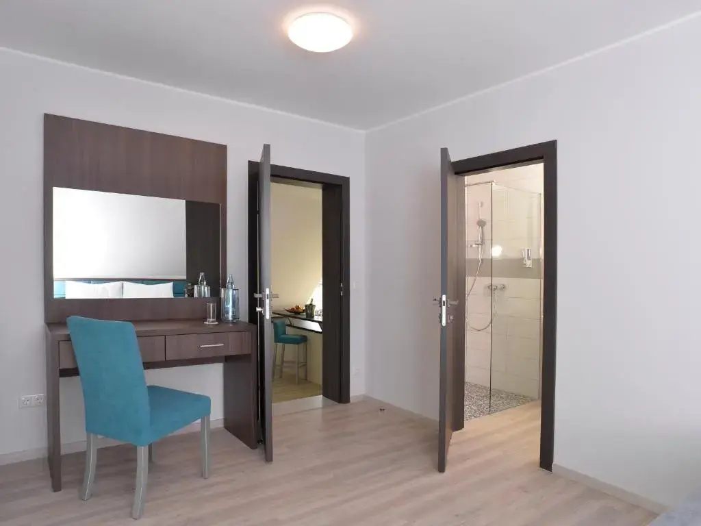 Deluxe Double room (full double bed)