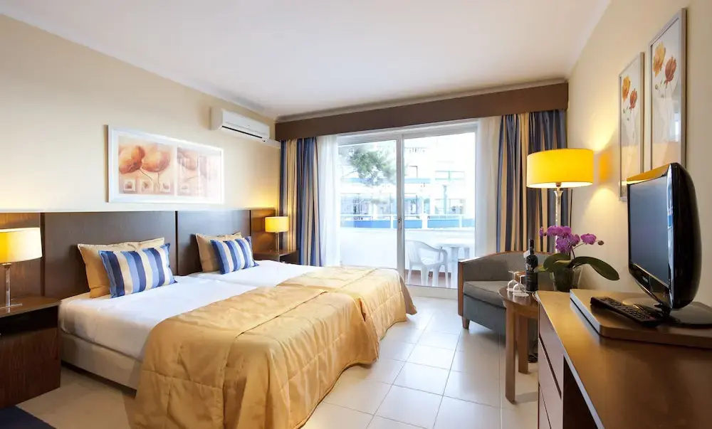 Double room with balcony and with land view (twin beds)