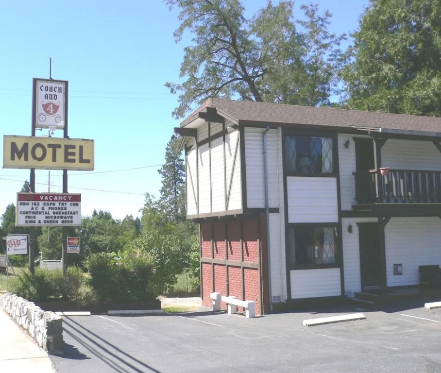 Coach N Four Motel