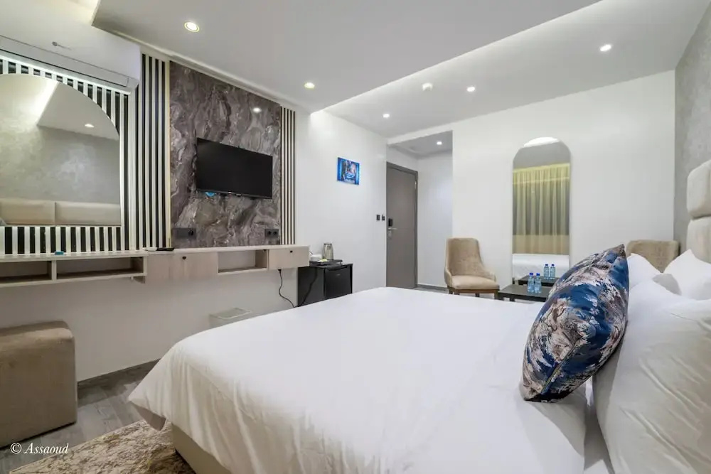 Deluxe Double room with city view (full double bed)