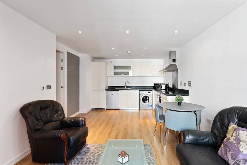 2 Bed W/private Balcony 10 min to Canary Wharf Stn