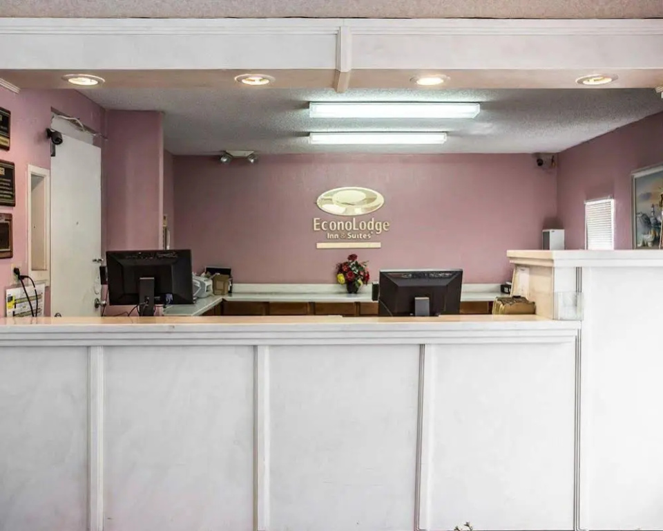 Econo Lodge Inn & Suites Fort Jackson Area