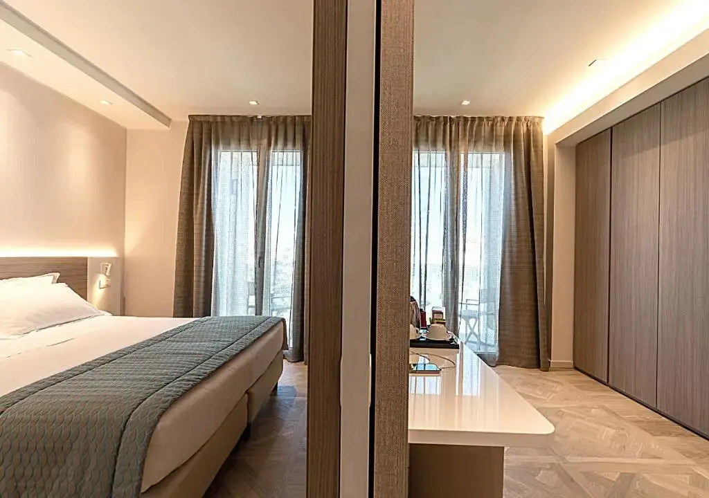 套房，帶有露台和部分海景，全尺寸雙人床。