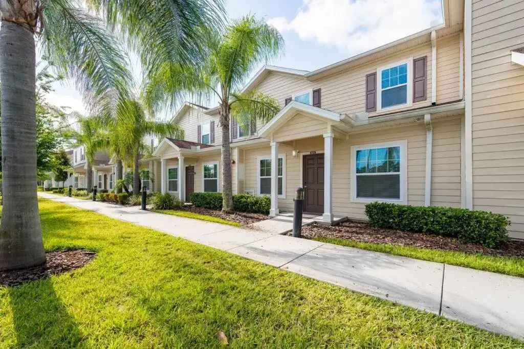 Super Comfy and Spacious 3 Bedroom 10 minutes from Disney, with major shopping 4 minutes away