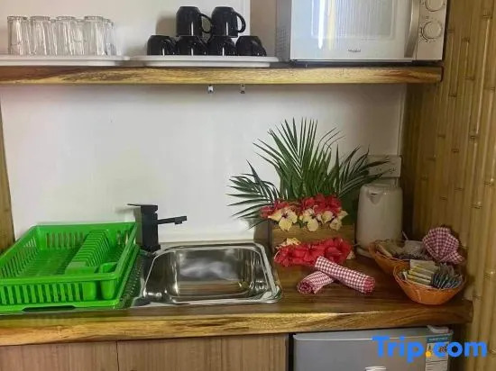 Кровать в общем номере в Club Fiji Resort