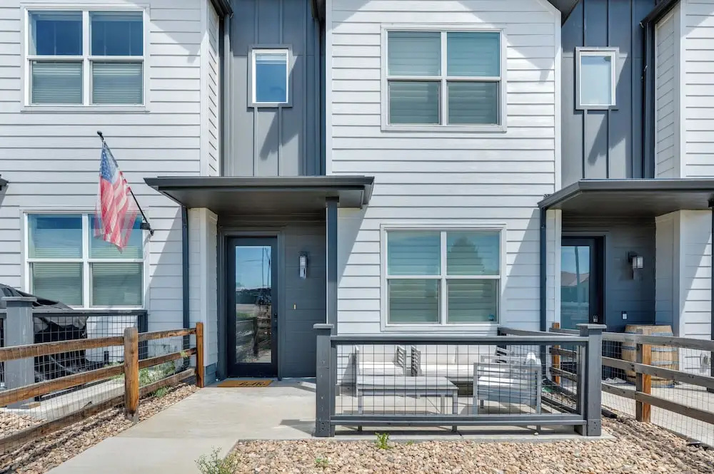 Sleek, Modern Denver Area Gem in Planned Community