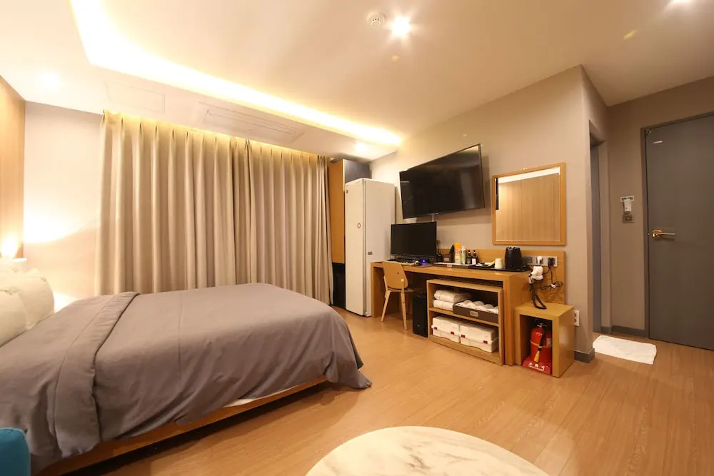 Double Suite (full double bed)