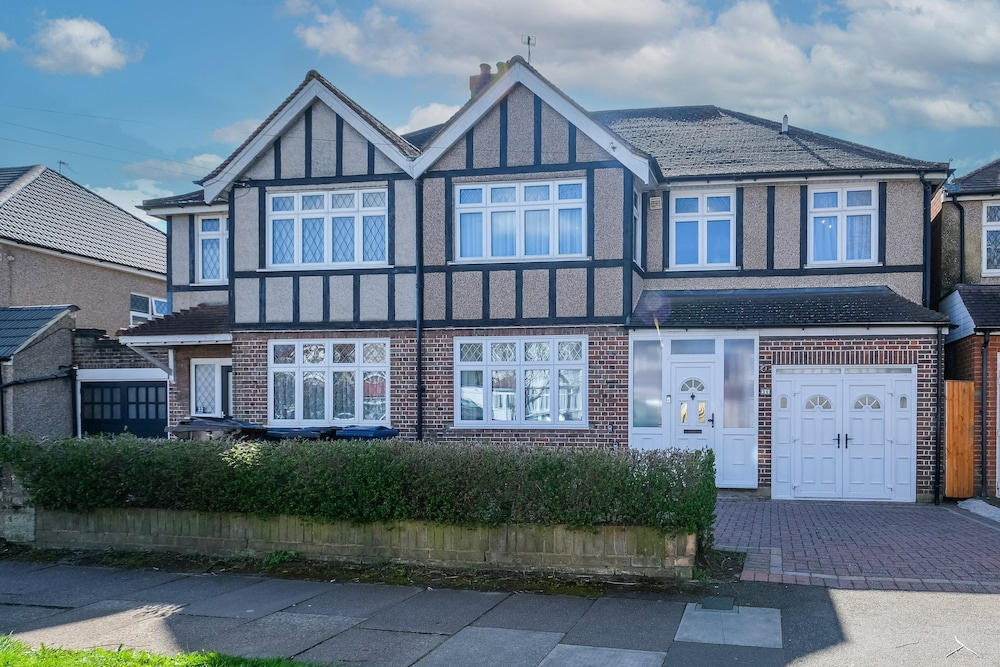 Spacious 5 Bedroom Family Home in Harrow