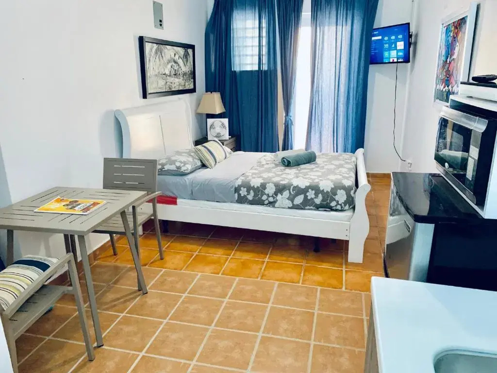 Economy Double Suite with partial ocean view (full double bed)