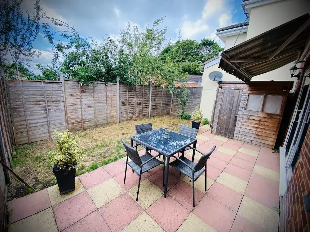 Modern-petfriendly-privategarden-family-20mintoldn