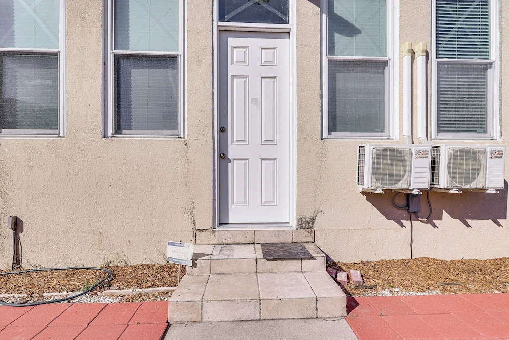 Near Apollo Beach! Bright Apt w/ Essentials