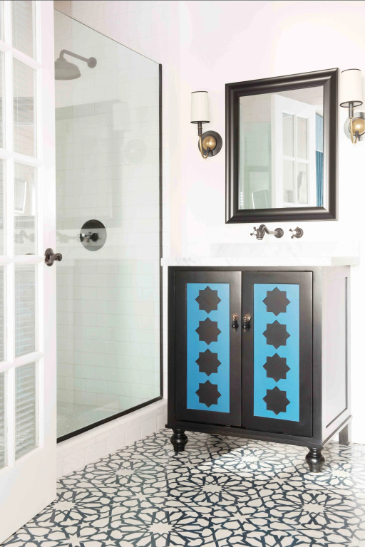 豪華雙人房，設有陽台及海景，配有大雙人床。