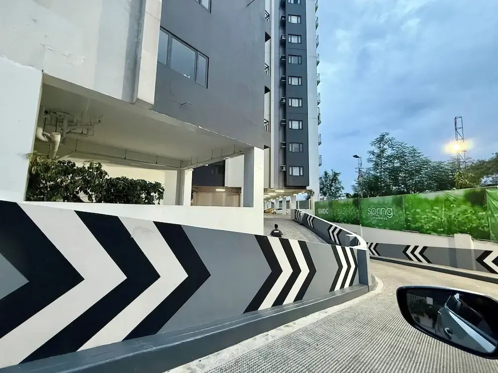 Steps to SM Bicutan w/Balcony/ Near Airport/D+/ FLX/ Karaoke/ Wifi