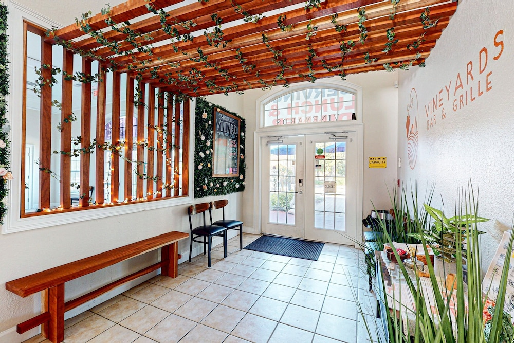 Fantastic Lake-view Condo With Pool, hot Tub, Balcony, AC & Kitchen -near Disney
