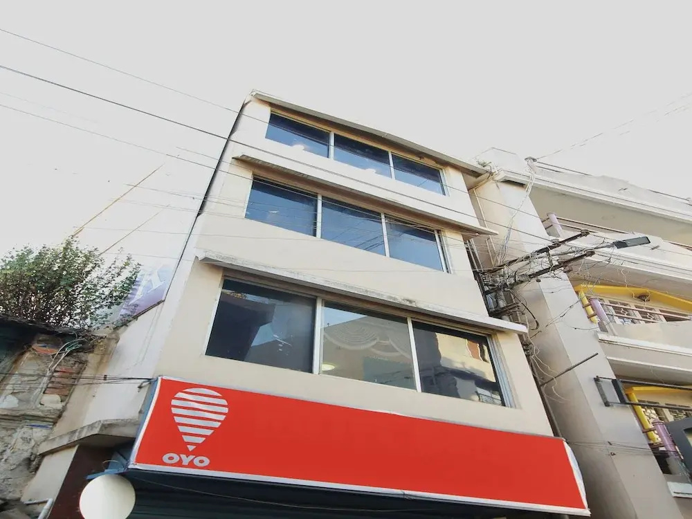 OYO 10068 Hotel Rathna