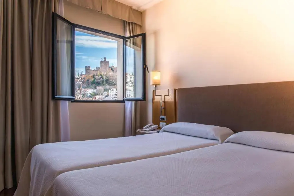 Standard Triple room with city view