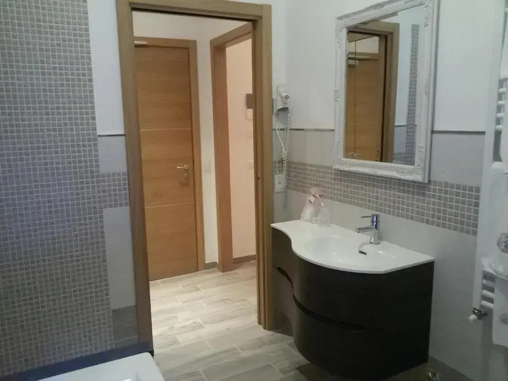 Deluxe Double room (full double bed)