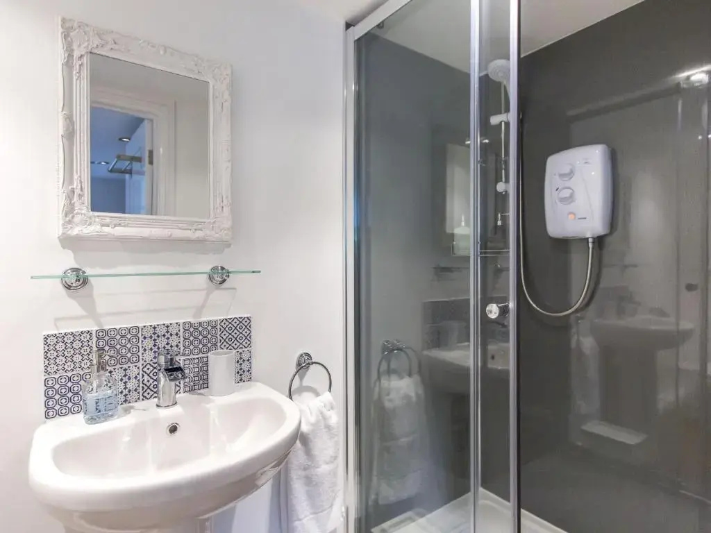 Deluxe Double room (full double bed)