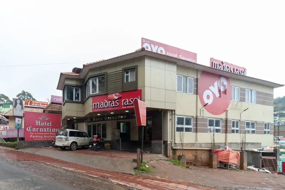 OYO 7987 Hotel Carnation