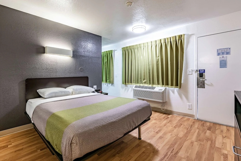 Deluxe Double room (full double bed)