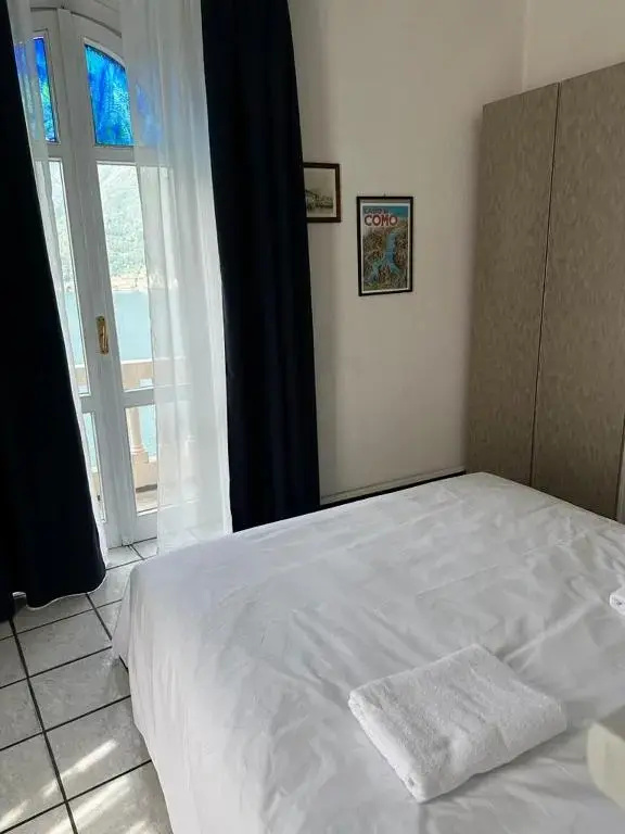 Standard Double room with lake view (full double bed)