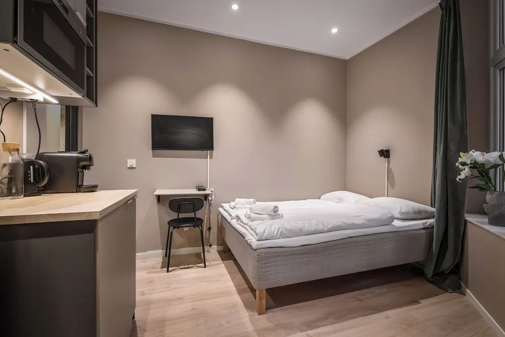 Deluxe Double room (full double bed)