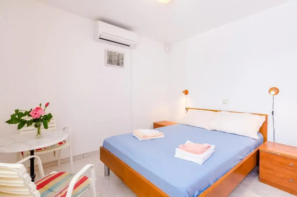 Superior Double room with garden view (full double bed)