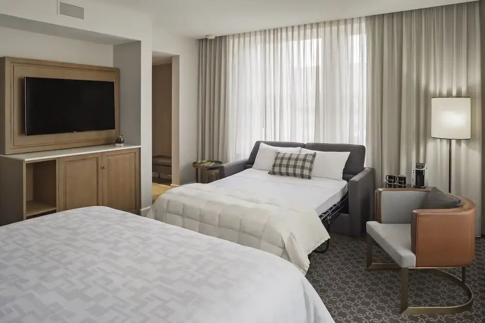 Deluxe Double Corner room (full double bed)