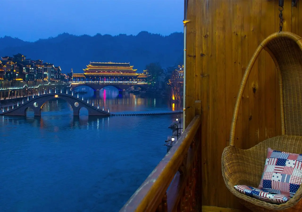 豪華雙人房，設有露台及雙人床