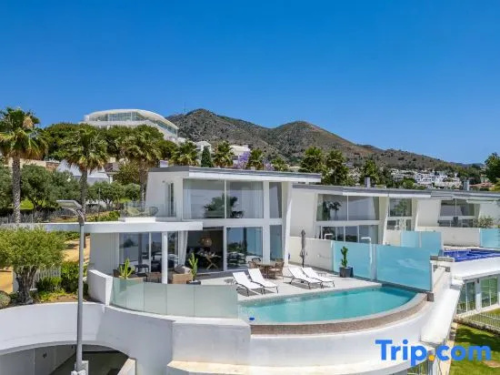 Stunning 4-Bedroom Villa in Benalmádena with Private Pool