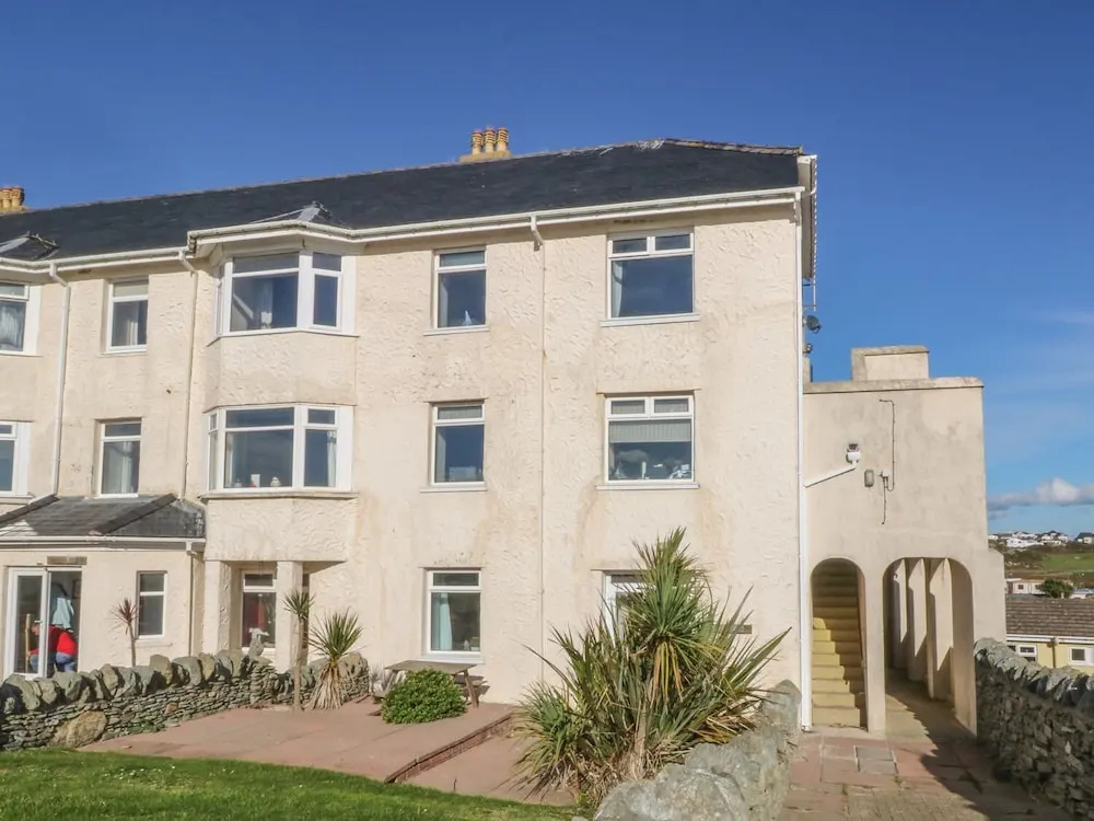 38 Plas Darien. Peredur Suite
