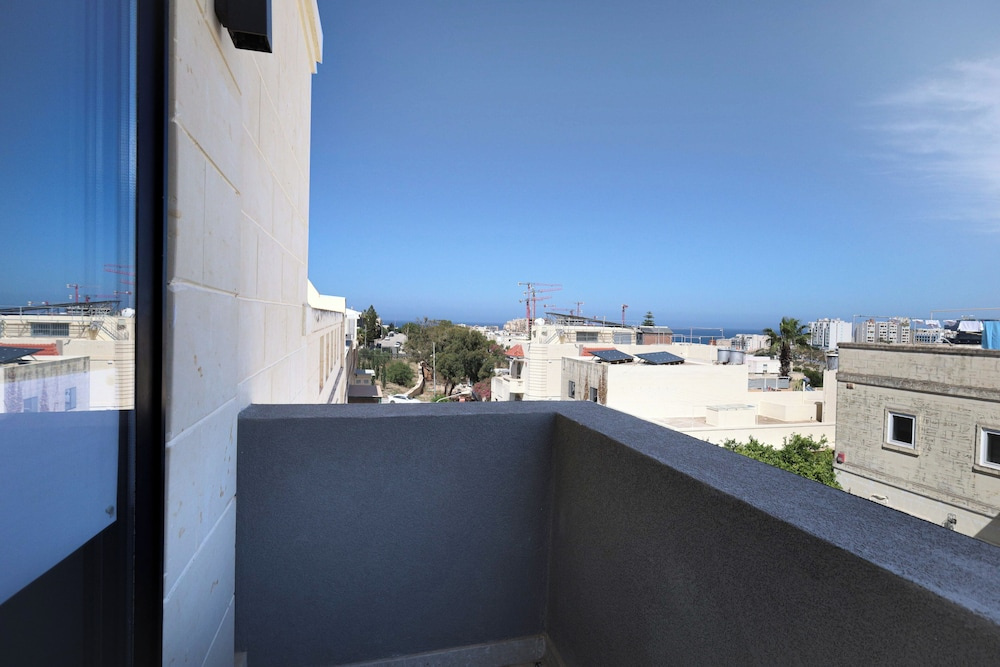 3BR Central with Balcony - Sliema Area