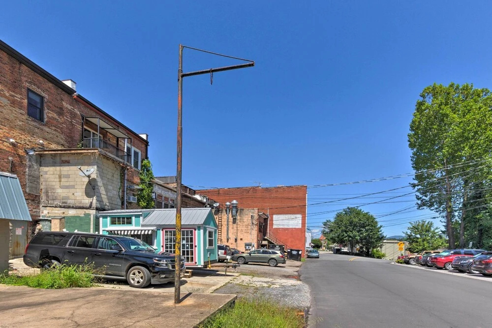 Modern Main St. Apt in Downtown Waynesville!