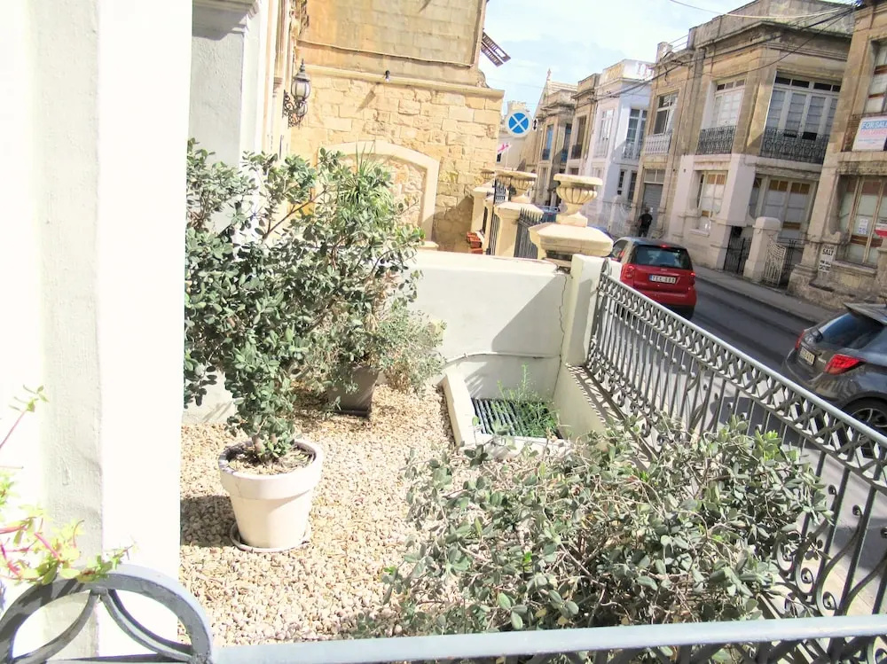 Standard Double room with street view (full double bed)