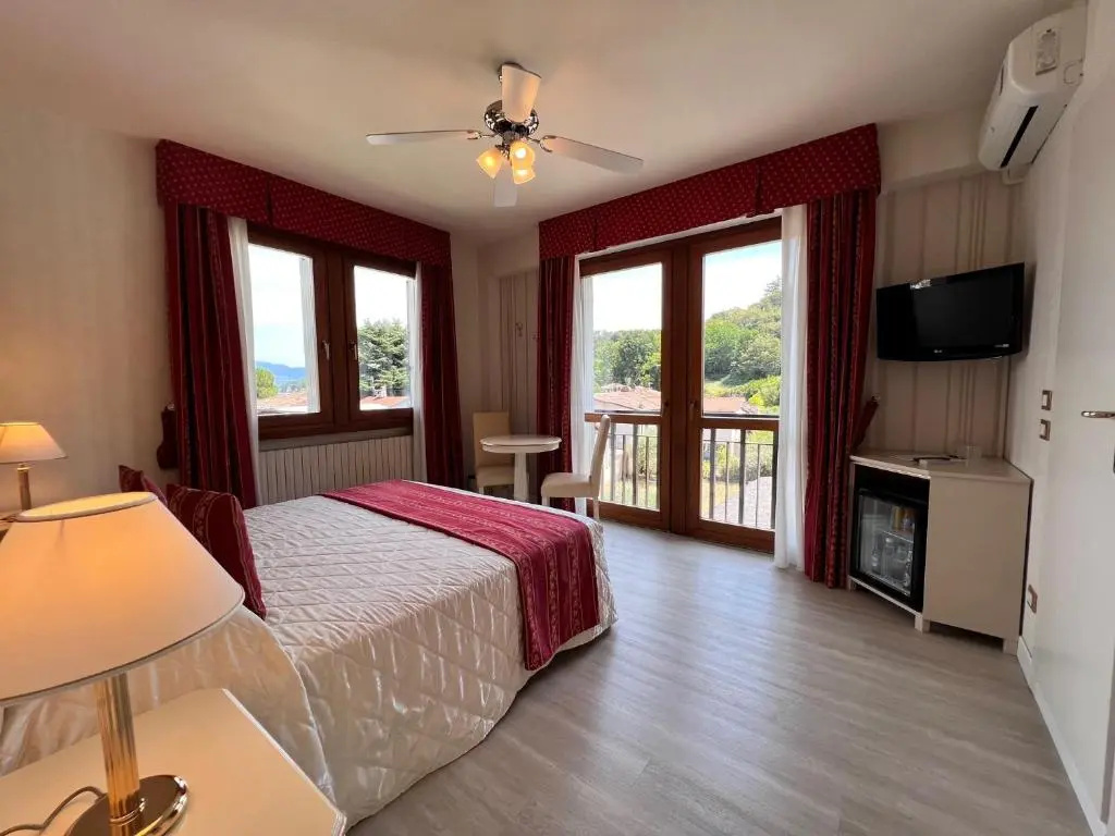 Standard Double room with lake view (full double bed)