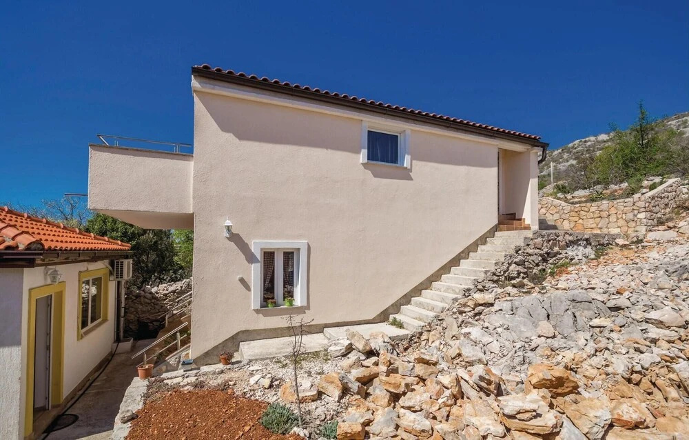 Beautiful Apartment in Karlobag With Wifi