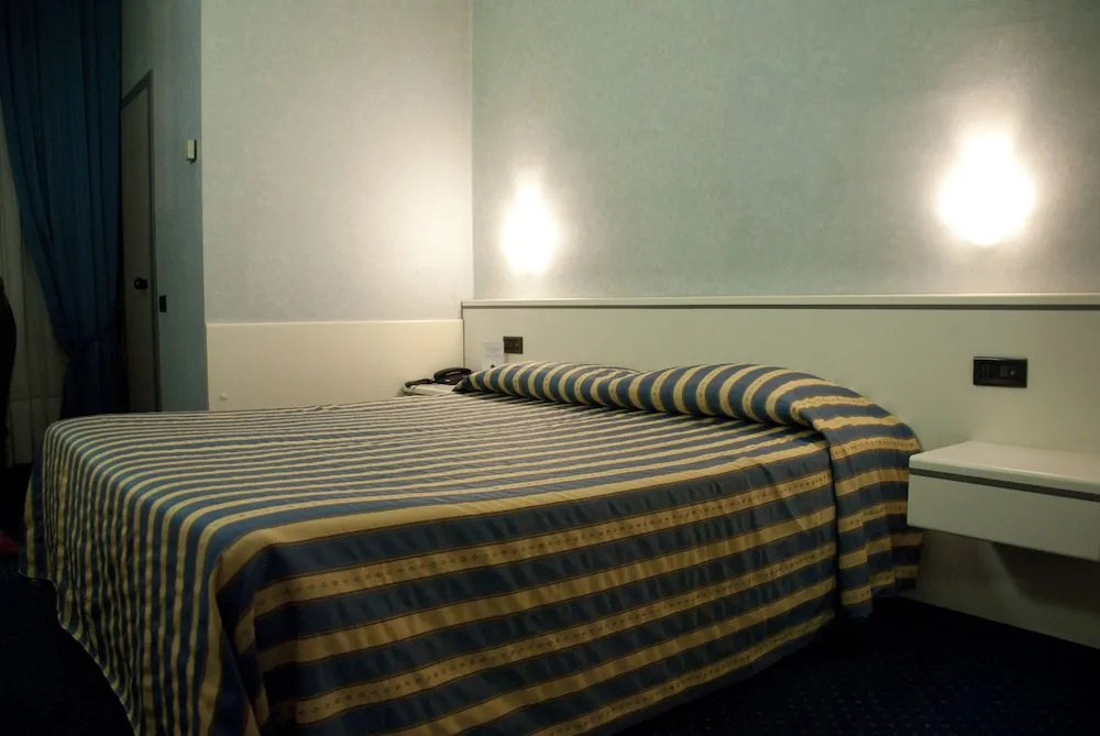 Business Double room (full double bed)