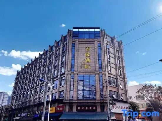 Yiyi Hotel (Chengdu West Railway Station Peifeng Road Subway Station)