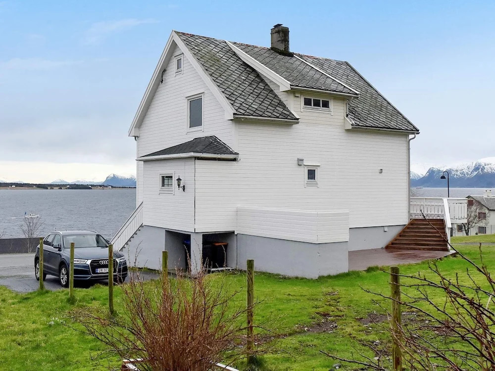 10 Person Holiday Home In Haramsoy