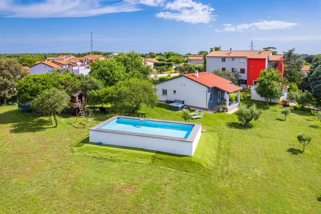 Holiday house Mirna with swimming pool and jacuzzi
