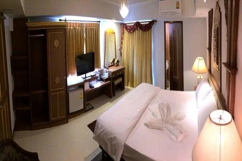 Deluxe Double room (full double bed)
