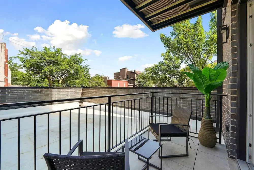 Welcoming Month Long Stays 2BD 2BA With Parking
