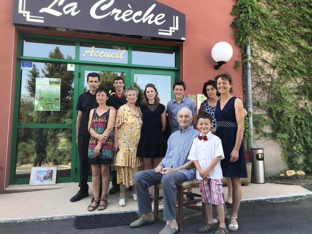 Hôtel-Restaurant La Crèche et sa piscine intérieure - Logis Hôtels - Général