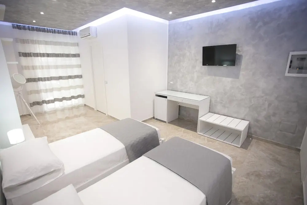 Deluxe Double room with city view full double bed