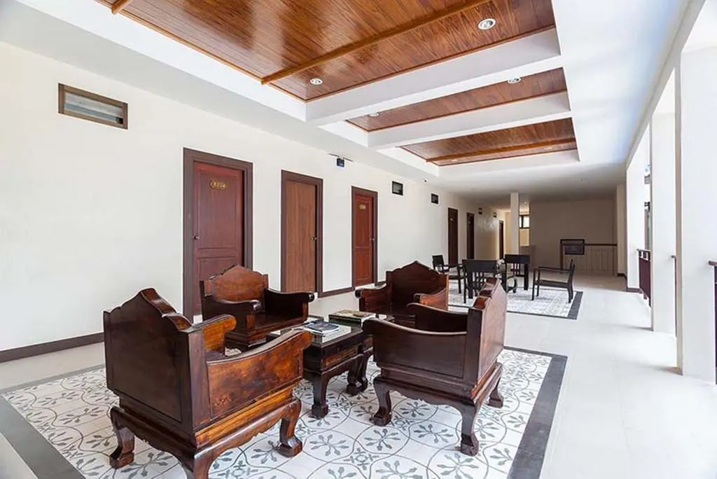 Lobby & Reception