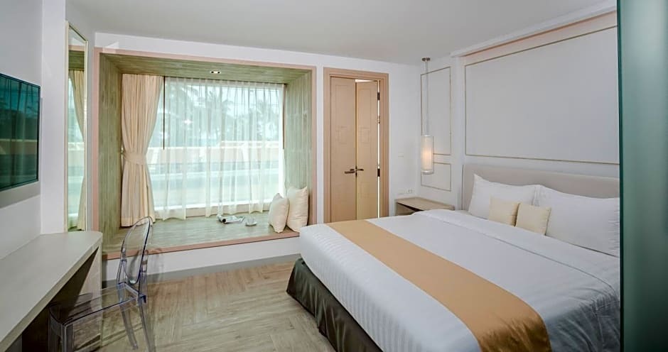 Номер Deluxe с частичным видом на море в The Bloc Hotel Phuket