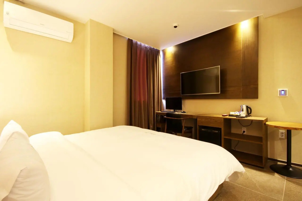 Deluxe Double room (full double bed)
