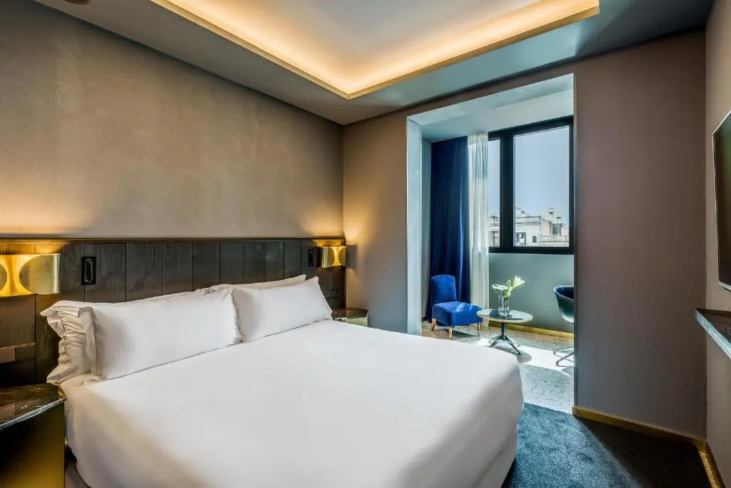 Deluxe Double room (full double bed)