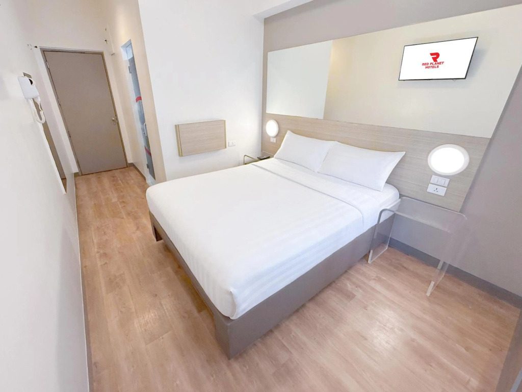 Red Planet Makati Amorsolo — 4