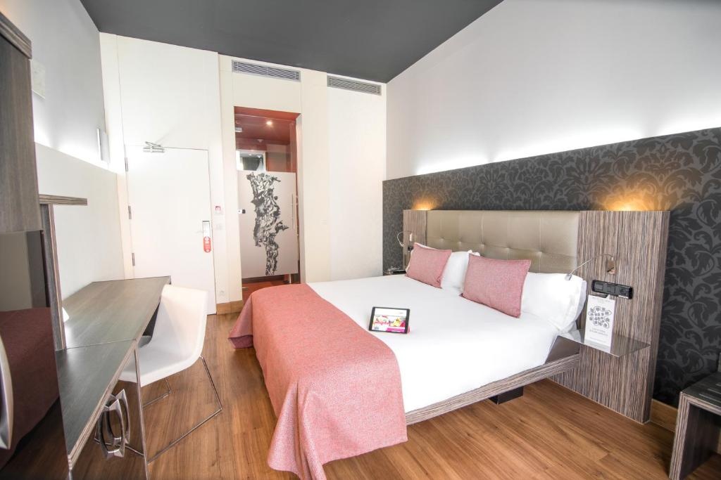 (1)Double room (full double bed) at Petit Palace Museum in Barcelona